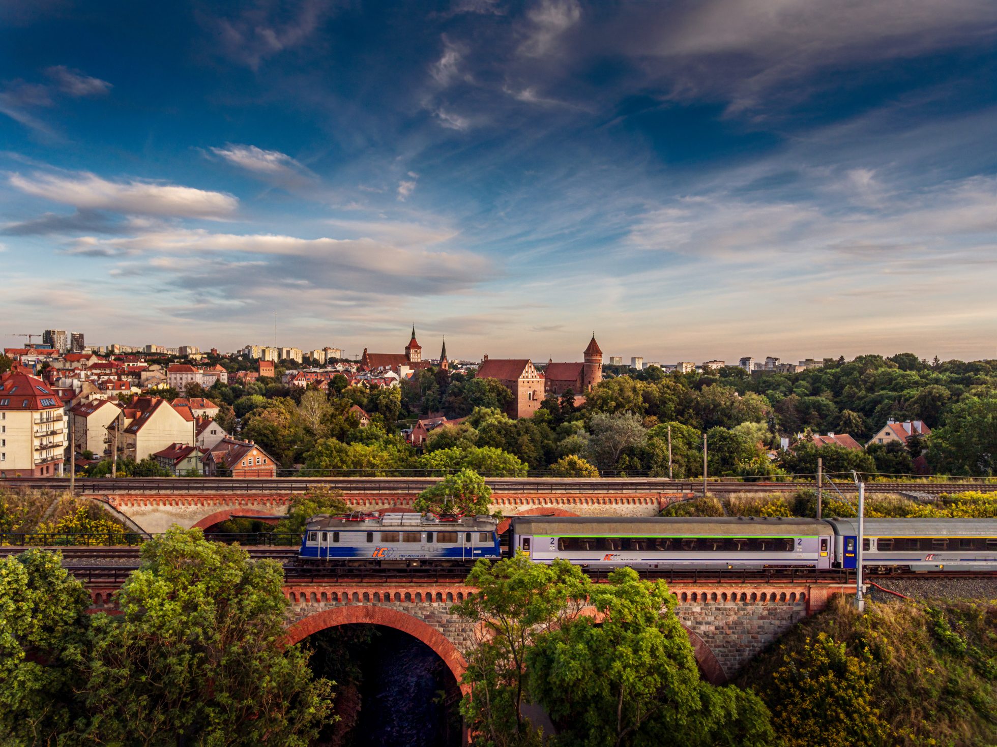 Panorama miasta i pociąg w Olsztynie